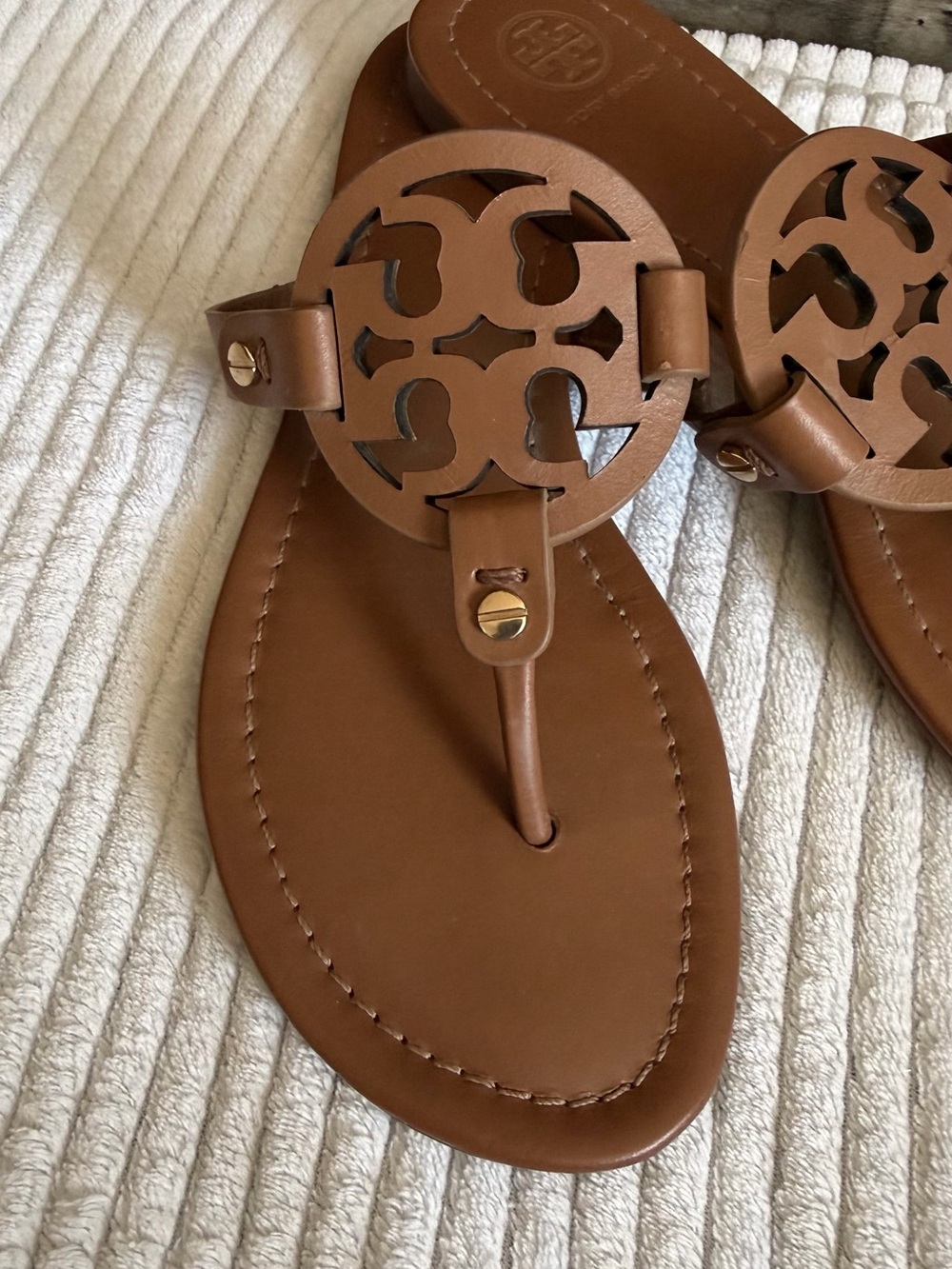 Tory Burch Leather Logo Thong Sandals in Brown - Picture 2 of 9